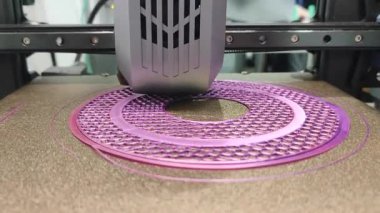 3D yazıcıda yazdırma işlemi. Üç boyutlu yazıcı erimiş plastik yakın plandan model yaratıyor. Erimiş plastik Extruder akışı ve üç boyutlu hacimli nesne oluşturur. Katkı teknolojileri