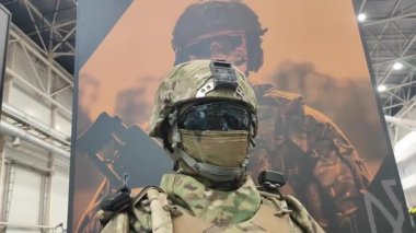 Koruyucu kask, kar maskesi ve mankenin üzerindeki güvenlik gözlükleri. Manken üzerinde modern askeri üniforma. Askeri Kamuflaj Giysisi İçinde Manken. Kamuflaj Mankeni Üzerine Taktik Yelek