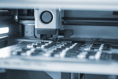 3D yazıcıda yazdırma işlemi. Üç boyutlu yazıcı erimiş plastik yakın plandan model yaratıyor. Erimiş plastik Extruder akışı ve üç boyutlu hacimli nesne oluşturur. Katkı teknolojileri