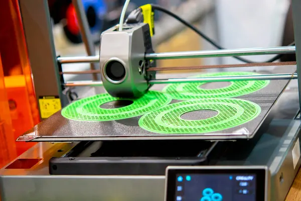 3D yazıcıda yazdırma işlemi. Üç boyutlu yazıcı erimiş plastik yakın plandan model yaratıyor. Erimiş plastik Extruder akışı ve üç boyutlu hacimli nesne oluşturur. Katkı teknolojileri