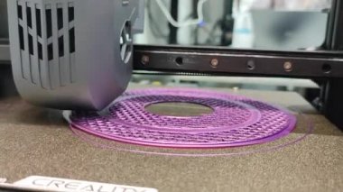 3D yazıcıda yazdırma işlemi. Üç boyutlu yazıcı erimiş plastik yakın plandan model yaratıyor. Erimiş plastik Extruder akışı ve üç boyutlu hacimli nesne oluşturur. Katkı teknolojileri