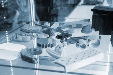 Erimiş plastik tozundan üç boyutlu yazıcıya çeşitli nesneler basılmış. Erimiş gri poliyamid tozundan 3 boyutlu yazıcıya basılmış farklı modeller. Yeni katkı maddesi 3D baskı Çok Jet Füzyon MJF teknolojisi