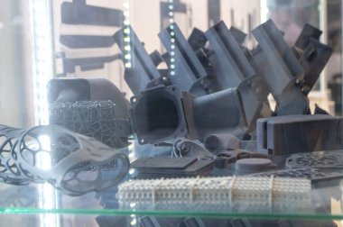 Erimiş plastik tozundan üç boyutlu yazıcıya çeşitli nesneler basılmış. Erimiş siyah poliyamid tozundan 3 boyutlu yazıcıya basılmış farklı bir model. Yeni katkı maddesi 3D baskı Çok Jet Füzyon MJF teknolojisi