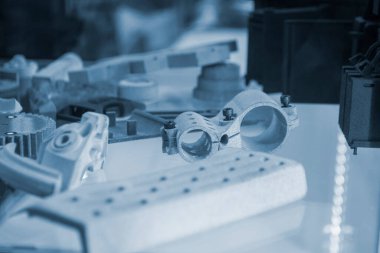 Erimiş plastik tozundan üç boyutlu yazıcıya çeşitli nesneler basılmış. Erimiş gri poliyamid tozundan 3 boyutlu yazıcıya basılmış farklı modeller. Yeni katkı maddesi 3D baskı Çok Jet Füzyon MJF teknolojisi