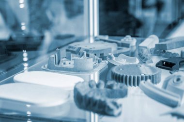 Erimiş plastik tozundan üç boyutlu yazıcıya çeşitli nesneler basılmış. Erimiş gri poliyamid tozundan 3 boyutlu yazıcıya basılmış farklı modeller. Yeni katkı maddesi 3D baskı Çok Jet Füzyon MJF teknolojisi