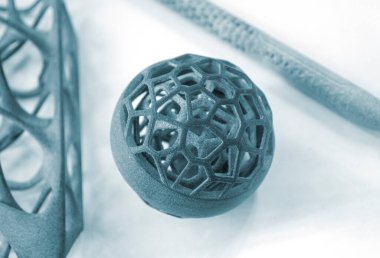 Erimiş plastik tozundan üç boyutlu yazıcıya basılmış bir nesne. Erimiş siyah poliyamid tozundan 3 boyutlu yazıcıya basılmış bir model. Yeni katkı maddesi 3D baskı Çok Jet Füzyon MJF teknolojisi