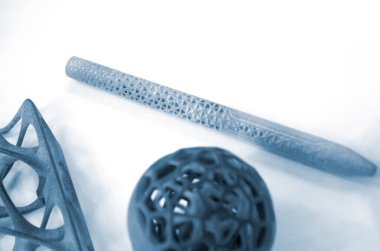 Erimiş plastik tozundan üç boyutlu yazıcıya basılmış bir nesne. Erimiş siyah poliyamid tozundan 3 boyutlu yazıcıya basılmış bir model. Yeni katkı maddesi 3D baskı Çok Jet Füzyon MJF teknolojisi