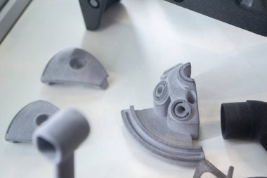 Erimiş plastik tozundan üç boyutlu yazıcıya çeşitli nesneler basılmış. Erimiş gri poliyamid tozundan 3 boyutlu yazıcıya basılmış farklı modeller. Yeni katkı maddesi 3D baskı Çok Jet Füzyon MJF teknolojisi