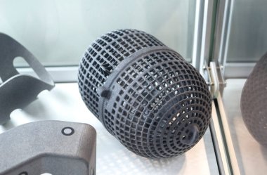 Erimiş plastik tozundan üç boyutlu yazıcıya basılmış bir nesne. Erimiş siyah poliyamid tozundan 3 boyutlu yazıcıya basılmış bir model. Yeni katkı maddesi 3D baskı Çok Jet Füzyon MJF teknolojisi