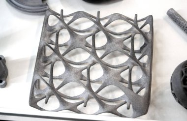 Erimiş plastik tozundan üç boyutlu yazıcıya basılmış bir nesne. Erimiş siyah poliyamid tozundan 3 boyutlu yazıcıya basılmış bir model. Yeni katkı maddesi 3D baskı Çok Jet Füzyon MJF teknolojisi