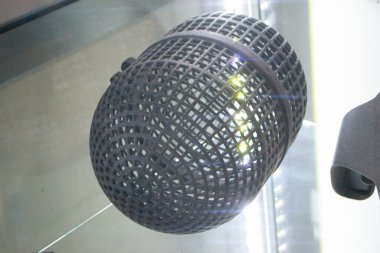 Erimiş plastik tozundan üç boyutlu yazıcıya basılmış bir nesne. Erimiş siyah poliyamid tozundan 3 boyutlu yazıcıya basılmış bir model. Yeni katkı maddesi 3D baskı Çok Jet Füzyon MJF teknolojisi