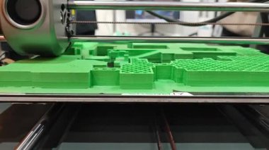 3D yazıcıda yazdırma işlemi. Üç boyutlu yazıcı erimiş plastik yakın plandan model yaratıyor. Erimiş plastik Extruder akışı ve üç boyutlu hacimli nesne oluşturur. Katkı teknolojileri