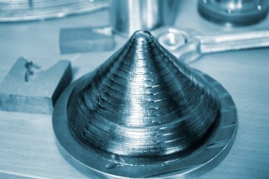 Metalden 3D yazıcı tarafından basılan nesne. Katkı maddesi üretim çözeltisi. Metal iplikten 3Dprinter 'da nesne oluşturuldu. 3D Metal Yazdırma. Metal katkı maddesi üretimi