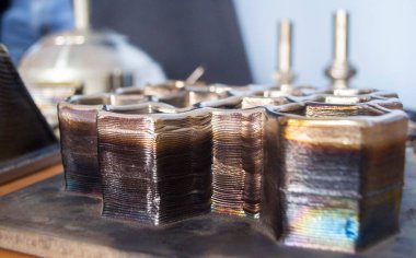 Metalden 3D yazıcı tarafından basılan nesne. Katkı maddesi üretim çözeltisi. Metal iplikten 3Dprinter 'da nesne oluşturuldu. 3D Metal Yazdırma. Metal katkı maddesi üretimi