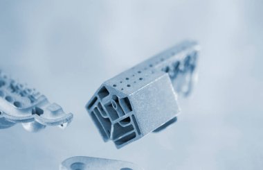 Metal Jet teknolojisi kullanılarak metal tozundan 3D yazıcıya basılmış bir nesne. Ayrıntılı detaylar. Metal Jet. 3D baskılı metal parçaları. Modern 3D baskı, katkı maddesi üretim teknolojileri