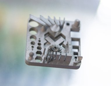 Metal Jet teknolojisi kullanılarak metal tozundan 3D yazıcıya basılmış bir nesne. Ayrıntılı detaylar. Metal Jet. 3D baskılı metal parçaları. Modern 3D baskı, katkı maddesi üretim teknolojileri