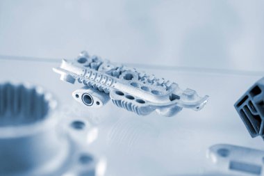 Metal Jet teknolojisi kullanılarak metal tozundan 3D yazıcıya basılmış bir nesne. Ayrıntılı detaylar. Metal Jet. 3D baskılı metal parçaları. Modern 3D baskı, katkı maddesi üretim teknolojileri