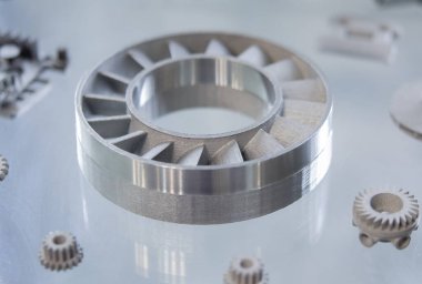 Metal Jet teknolojisi kullanılarak metal tozundan 3D yazıcıya basılmış bir nesne. Ayrıntılı detaylar. Metal Jet. 3D baskılı metal parçaları. Modern 3D baskı, katkı maddesi üretim teknolojileri