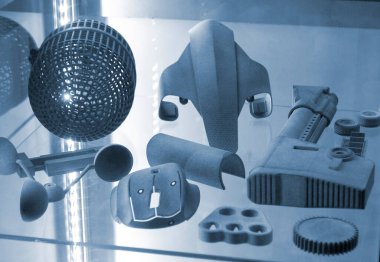 Erimiş plastik tozundan üç boyutlu yazıcıya çeşitli nesneler basılmış. Erimiş gri poliyamid tozundan 3 boyutlu yazıcıya basılmış farklı modeller. Yeni katkı maddesi 3D baskı Çok Jet Füzyon MJF teknolojisi