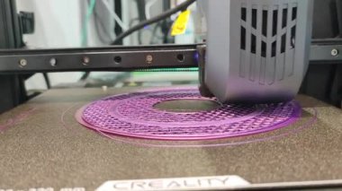 3D yazıcıda yazdırma işlemi. Üç boyutlu yazıcı erimiş plastik yakın plandan model yaratıyor. Erimiş plastik Extruder akışı ve üç boyutlu hacimli nesne oluşturur. Katkı teknolojileri