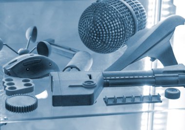 Erimiş plastik tozundan üç boyutlu yazıcıya çeşitli nesneler basılmış. Erimiş siyah poliyamid tozundan 3 boyutlu yazıcıya basılmış farklı bir model. Yeni katkı maddesi 3D baskı Çok Jet Füzyon MJF teknolojisi