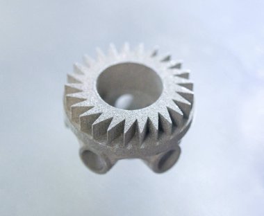 Metal Jet teknolojisi kullanılarak metal tozundan 3D yazıcıya basılmış bir nesne. Ayrıntılı detaylar. Metal Jet. 3D baskılı metal parçaları. Modern 3D baskı, katkı maddesi üretim teknolojileri