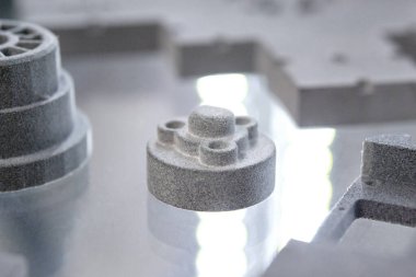 Erimiş plastik tozundan üç boyutlu yazıcıya basılmış bir nesne. Erimiş siyah poliyamid tozundan 3 boyutlu yazıcıya basılmış farklı bir model. Yeni katkı maddesi 3D baskı Çok Jet Füzyon MJF teknolojisi