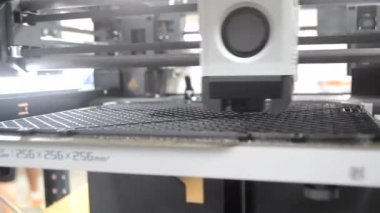 3D yazıcı kapat. Çalışan bir 3D yazıcı erimiş plastikten bir nesne yazdırıyor. 3D yazıcı, bir yazıcıdan sıvı plastik akışı ile model oluşturuyor. 3D yazdırma teknolojisi