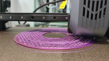 3D yazıcıda yazdırma işlemi. Üç boyutlu yazıcı erimiş plastik yakın plandan model yaratıyor. Erimiş plastik Extruder akışı ve üç boyutlu hacimli nesne oluşturur. Katkı teknolojileri