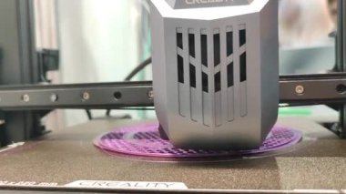 3D yazıcıda yazdırma işlemi. Üç boyutlu yazıcı erimiş plastik yakın plandan model yaratıyor. Erimiş plastik Extruder akışı ve üç boyutlu hacimli nesne oluşturur. Katkı teknolojileri