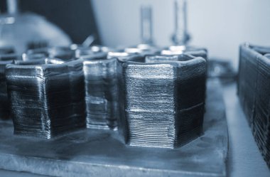 Metalden 3D yazıcı tarafından basılan nesne. Katkı maddesi üretim çözeltisi. Metal iplikten 3Dprinter 'da nesne oluşturuldu. 3D Metal Yazdırma. Metal katkı maddesi üretimi