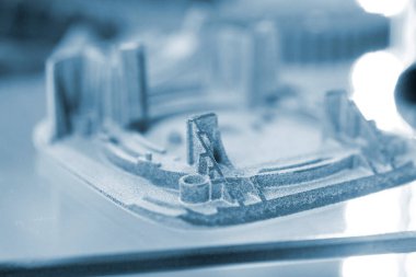 Erimiş plastik barutun yakın planındaki 3 boyutlu yazıcıya basılmış bir nesne. Erimiş poliyamid tozundan 3 boyutlu yazıcıya basılmış bir model. Yeni katkı maddesi, 3D baskı. Çoklu Jet Füzyon MJF teknolojisi