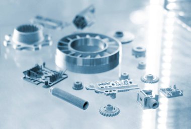 Metal Jet teknolojisi kullanılarak metal tozundan 3D yazıcıya basılmış bir nesne. Ayrıntılı detaylar. Metal Jet. 3D baskılı metal parçaları. Modern 3D baskı, katkı maddesi üretim teknolojileri