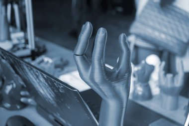 Üç boyutlu bir nesne 3 boyutlu yazıcıya basılmış. Üç boyutlu yazıcıda yaratılmış parmakları olan soyut iç model insan eli. FDM 3D yazıcı teknolojileri kavramı. Katkı sağlayan modern yenilikçi teknoloji