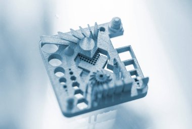Metal Jet teknolojisi kullanılarak metal tozundan 3D yazıcıya basılmış bir nesne. Ayrıntılı detaylar. Metal Jet. 3D baskılı metal parçaları. Modern 3D baskı, katkı maddesi üretim teknolojileri