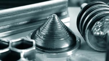 Metalden 3D yazıcı tarafından basılan nesne. Katkı maddesi üretim çözeltisi. Metal iplikten 3Dprinter 'da nesne oluşturuldu. 3D Metal Yazdırma. Metal katkı maddesi üretimi