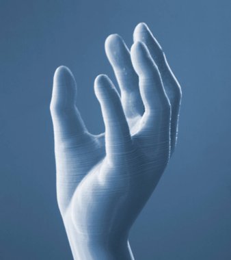 Üç boyutlu bir nesne 3 boyutlu yazıcıya basılmış. Üç boyutlu yazıcıda yaratılmış parmakları olan soyut iç model insan eli. FDM 3D yazıcı teknolojileri kavramı. Katkı sağlayan modern yenilikçi teknoloji