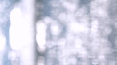 Deniz. Mavi denizin soyut görüntüsü, suda dalgalanmalar ve güneşli bir yaz gününde parlayan beyaz güneş. Doğa. Doğal arka plan. Arka plan bulanık. Yaz tatili turizmi düşey konseptini kabul et