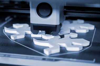 3D yazıcıda yazdırma işlemi. Üç boyutlu yazıcı erimiş plastik yakın plandan model yaratıyor. Erimiş plastik püskürtücü akışı ve üç boyutlu beyaz nesne rengi oluşturur. Katkı teknolojileri