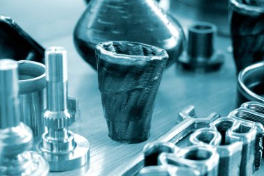 Metalden 3D yazıcıya basılmış bir model. Metal iplikten 3D yazıcıda nesne oluşturuldu. Modern yeni teknolojiler. Katkı sağlayan ilerici üretim çözeltisi. Metal 3D baskı teknolojisi