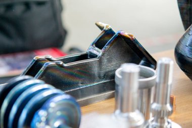 Metalden 3D yazıcıya basılmış bir model. Metal iplikten 3D yazıcıda nesne oluşturuldu. Modern yeni teknolojiler. Katkı sağlayan ilerici üretim çözeltisi. Metal 3D baskı teknolojisi