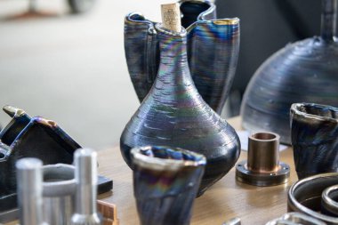 Metalden 3D yazıcıya basılmış bir model. Metal iplikten 3D yazıcıda nesne oluşturuldu. Modern yeni teknolojiler. Katkı sağlayan ilerici üretim çözeltisi. Metal 3D baskı teknolojisi