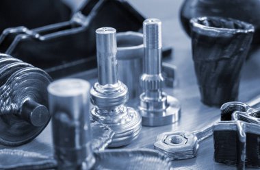 Metalden 3D yazıcıya basılmış bir model. Metal iplikten 3D yazıcıda nesne oluşturuldu. Modern yeni teknolojiler. Katkı sağlayan ilerici üretim çözeltisi. Metal 3D baskı teknolojisi