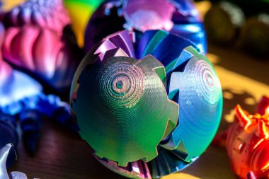 Erimiş renkli plastikten üç boyutlu yazıcıya basılmış çok renkli güzel bir nesne. Çok renkli plastikten 3D yazıcı tarafından basılan sanatsal model. Modern 3D baskı teknolojileri