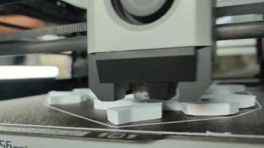 3D yazıcıda yazdırma işlemi. Üç boyutlu yazıcı erimiş plastik yakın plandan model yaratıyor. Erimiş plastik Extruder akışı ve üç boyutlu hacimli nesne oluşturur. Katkı teknolojileri