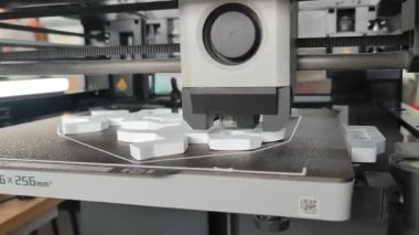 3D yazıcıda yazdırma işlemi. Üç boyutlu yazıcı erimiş plastik yakın plandan model yaratıyor. Erimiş plastik Extruder akışı ve üç boyutlu hacimli nesne oluşturur. Katkı teknolojileri