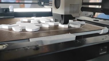 3D yazıcıda yazdırma işlemi. Üç boyutlu yazıcı erimiş plastik yakın plandan model yaratıyor. Erimiş plastik Extruder akışı ve üç boyutlu hacimli nesne oluşturur. Katkı teknolojileri