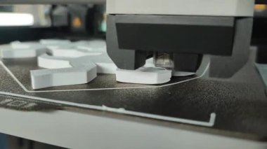 3D yazıcıda yazdırma işlemi. Üç boyutlu yazıcı erimiş plastik yakın plandan model yaratıyor. Erimiş plastik Extruder akışı ve üç boyutlu hacimli nesne oluşturur. Katkı teknolojileri