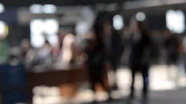 Pencereleri ve ışıkları parlayan büyük, karanlık bir binanın içinde birçok farklı insan yürüyordu. Siyah siluetler, insanlar. Toplum topluluğu. Büyük bulanık ışık noktaları. Bulanık arkaplan