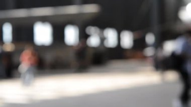 Pencereleri ve ışıkları parlayan büyük, karanlık bir binanın içinde birçok farklı insan yürüyordu. Siyah siluetler, insanlar. Toplum topluluğu. Büyük bulanık ışık noktaları. Bulanık arkaplan